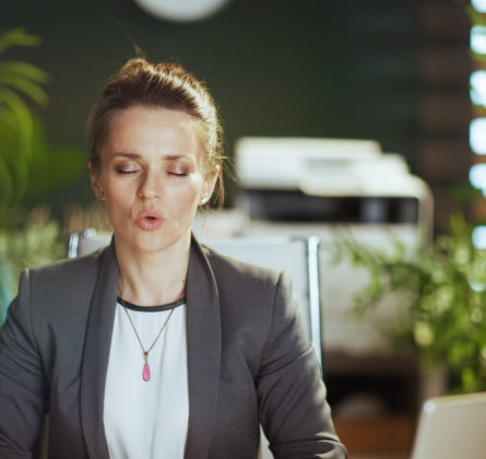 Come ridurre lo stress con 5 minuti di respirazione consapevole