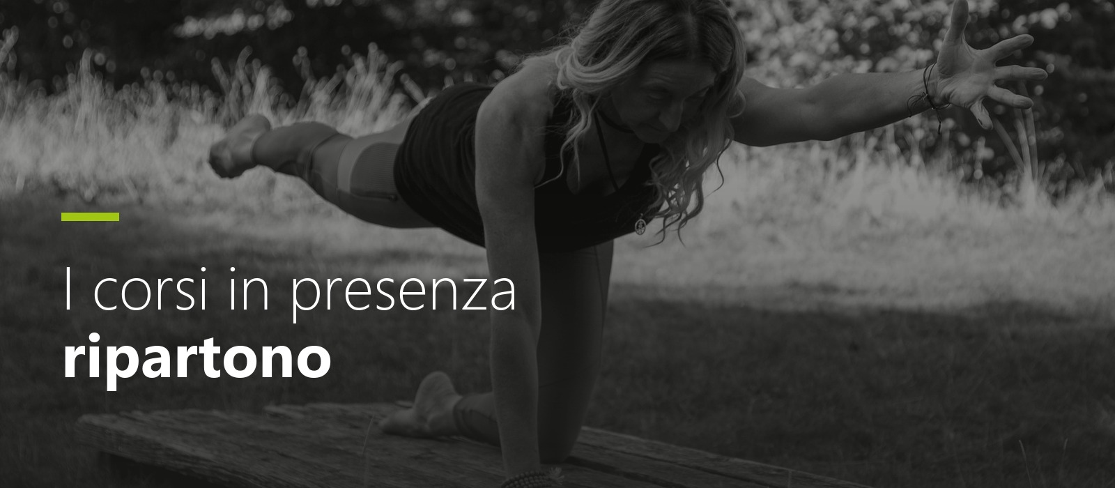 Federica Valenti su una pedana di legno all'aperto, in quadrupedia con una gamba e un braccio tesi in linea. Sovrimpresso, la scritta: I corsi in presenza ripartono.